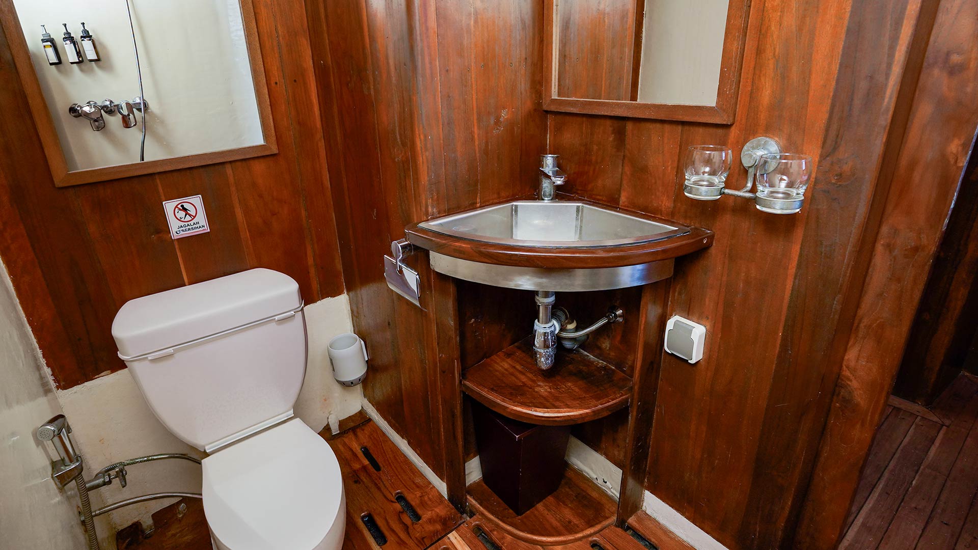 Asia Global Yachting (AGY) Luxury Yacht Charters in Thailand, Indonesia and Japan Gyu2573